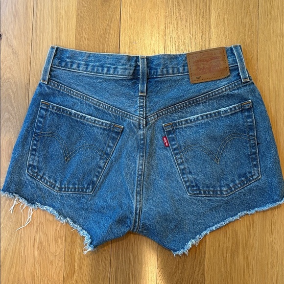 Levi’s Premium Shorts 501 Cutoff Medium Wash Size 26 - Picture 3 of 5